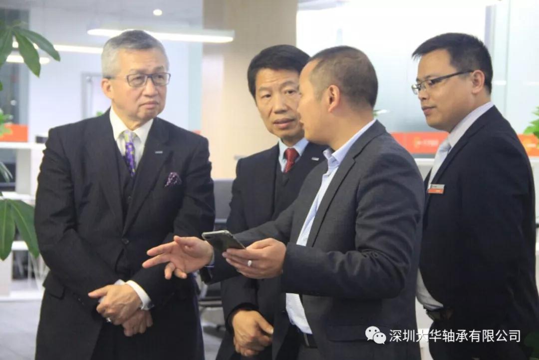 東培董事長在TPI事業(yè)部陪同下參觀